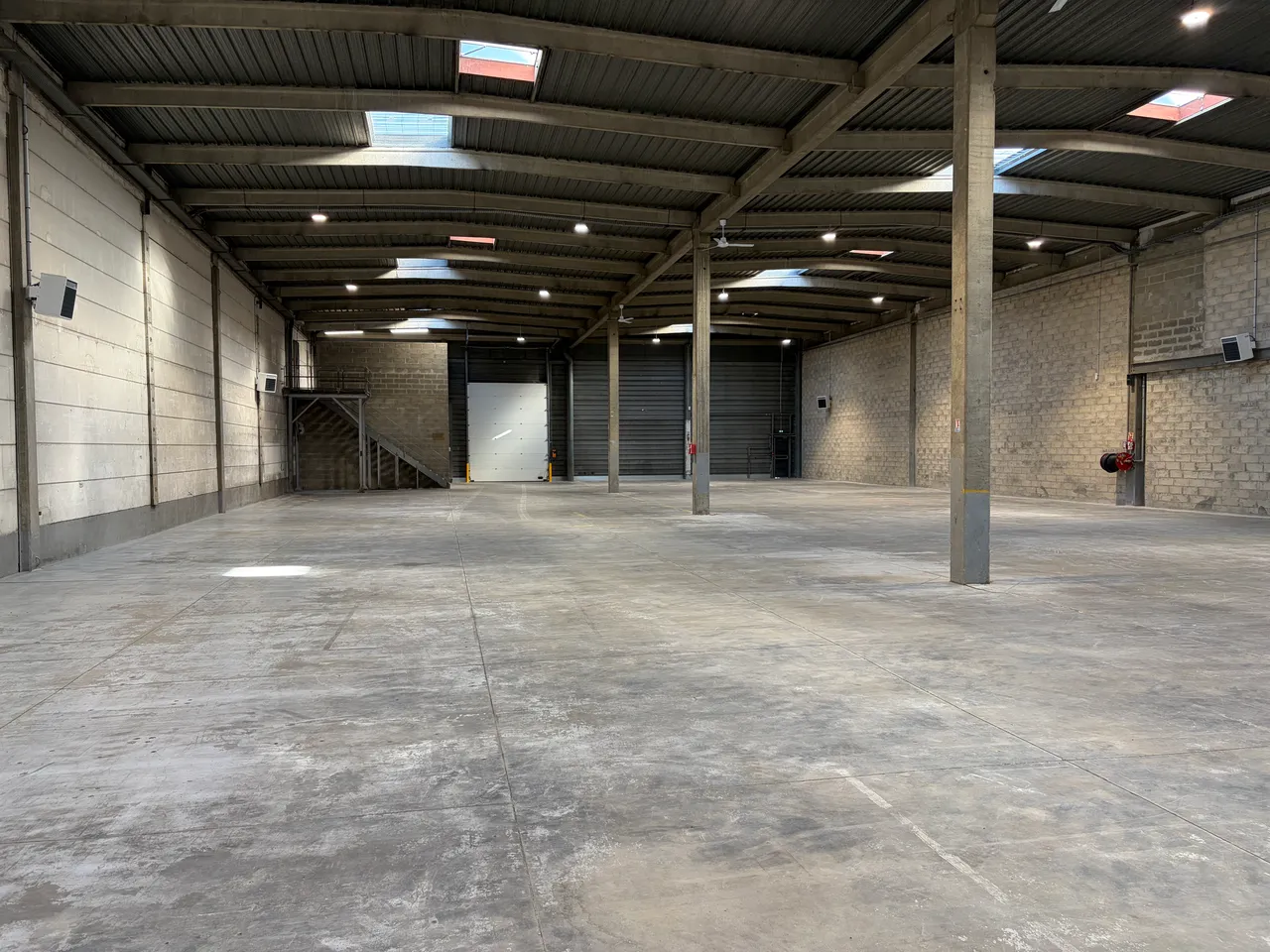 logistics - Warehouse / Offices For Rent - gallery - 3