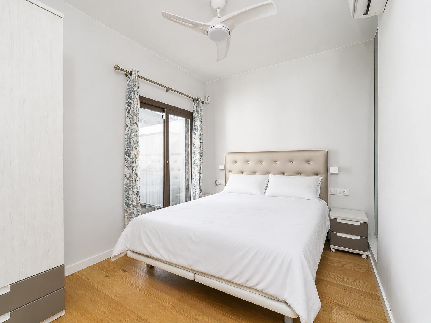 living - Ático de 57m² con 57m² terraza en venta en Eixample Derecho - gallery thumbnail - 5