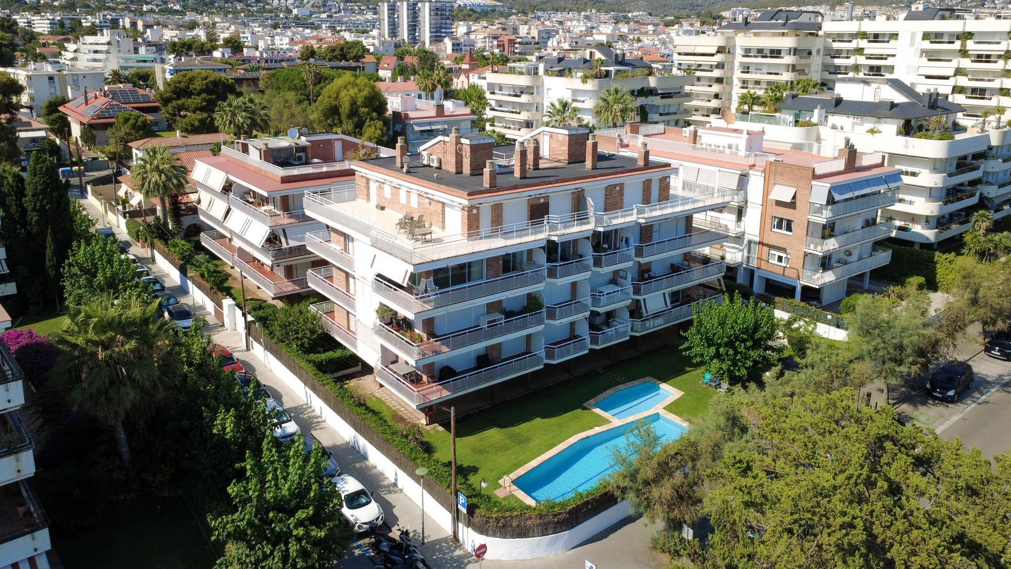 living - Piso de 68m² en venta en Terramar, Barcelona - featured
