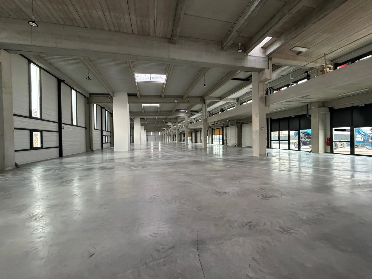 logistics - Light Industrial Premises / Offices For Rent - gallery - 2