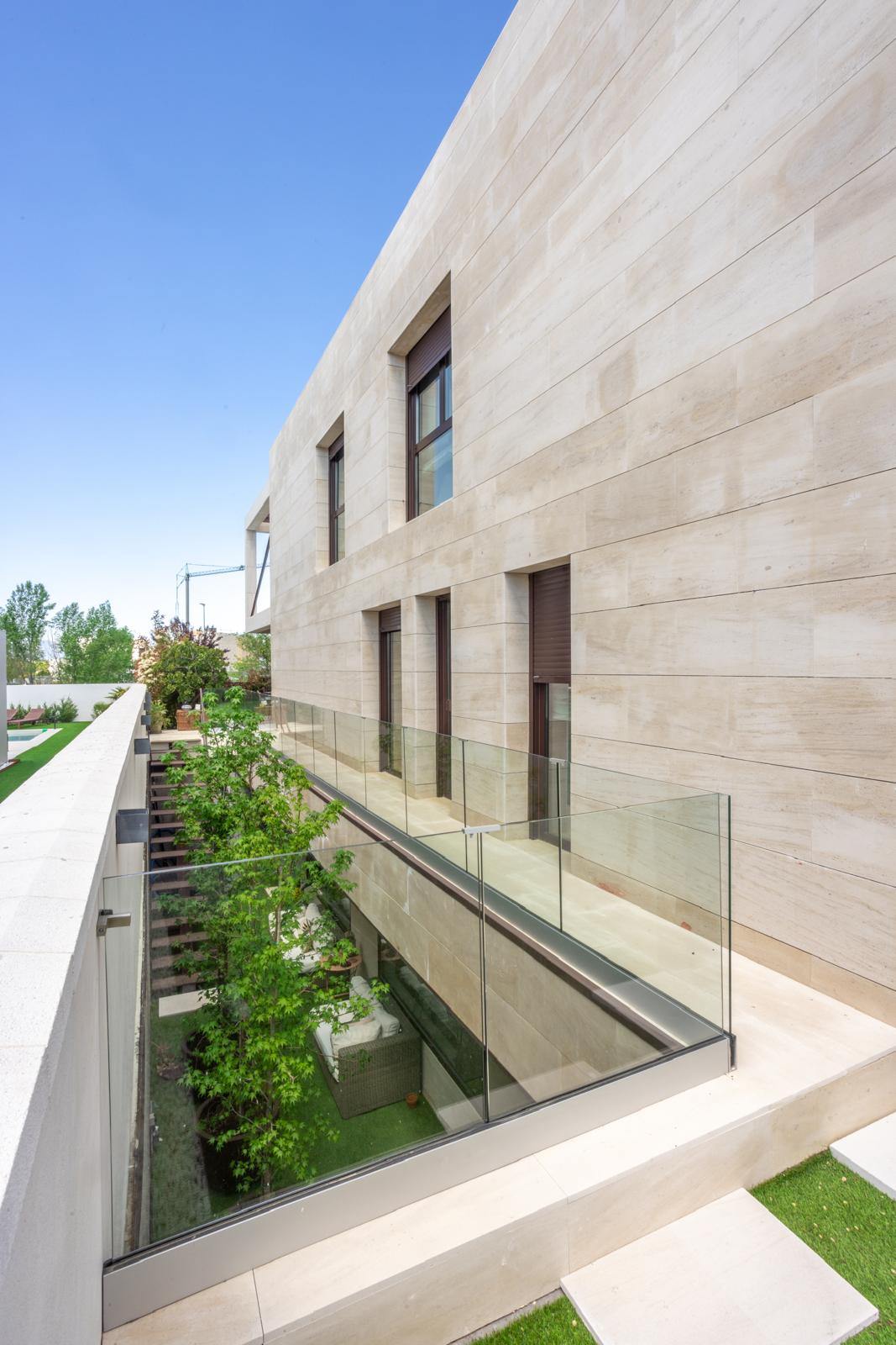 living - Casa rural de 550m² en alquiler en Majadahonda, Madrid - gallery thumbnail - 8