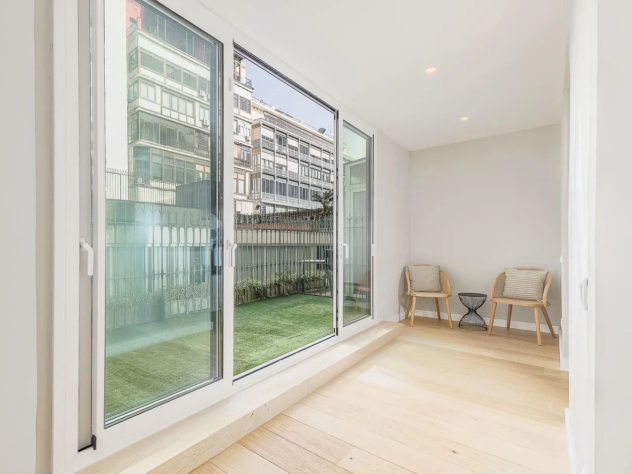 living - Piso de 150m² con 23m² terraza en venta en Eixample Derecho - gallery - 2