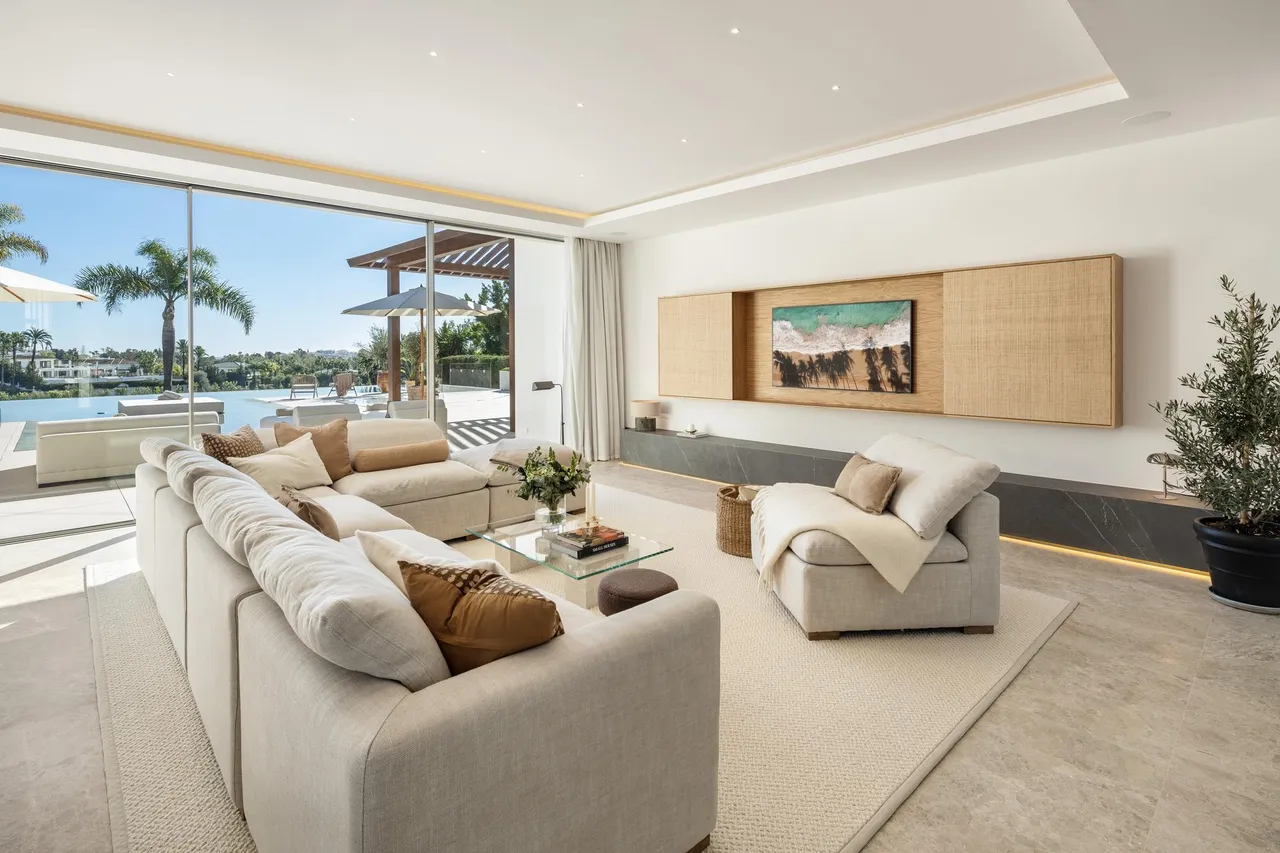 living - Casa / villa de 820m² con 427m² terraza en venta en Nueva Andalucía - gallery - 4