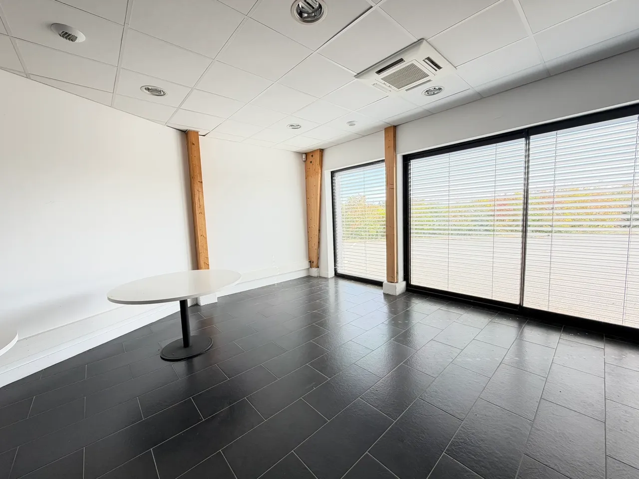 logistics - Warehouse / Offices For Sale - gallery - 6