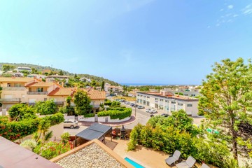 living - Gran casa familiar con jardín y piscina en venta en Sitges - featured