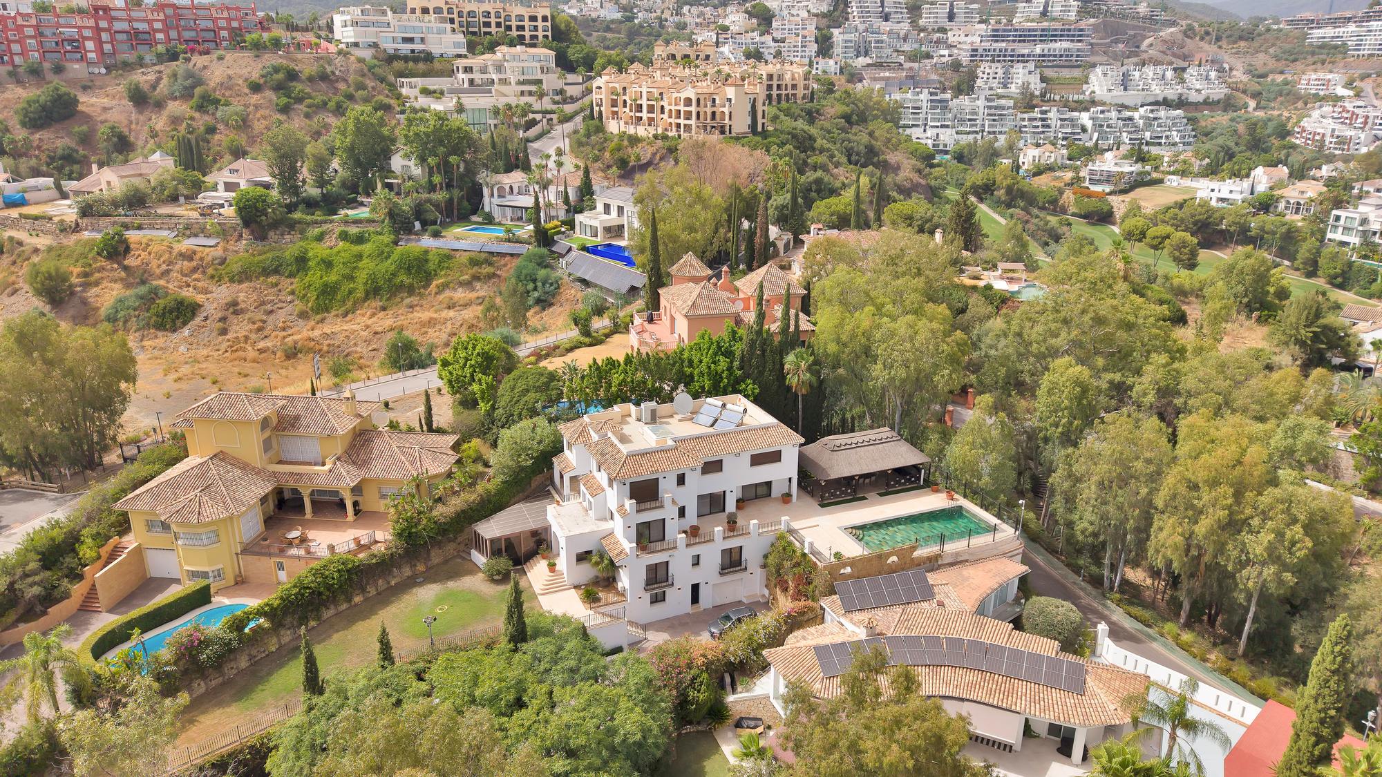 living - Casa / villa de 660m² con 151m² terraza en venta en Benahavís - gallery thumbnail - 1