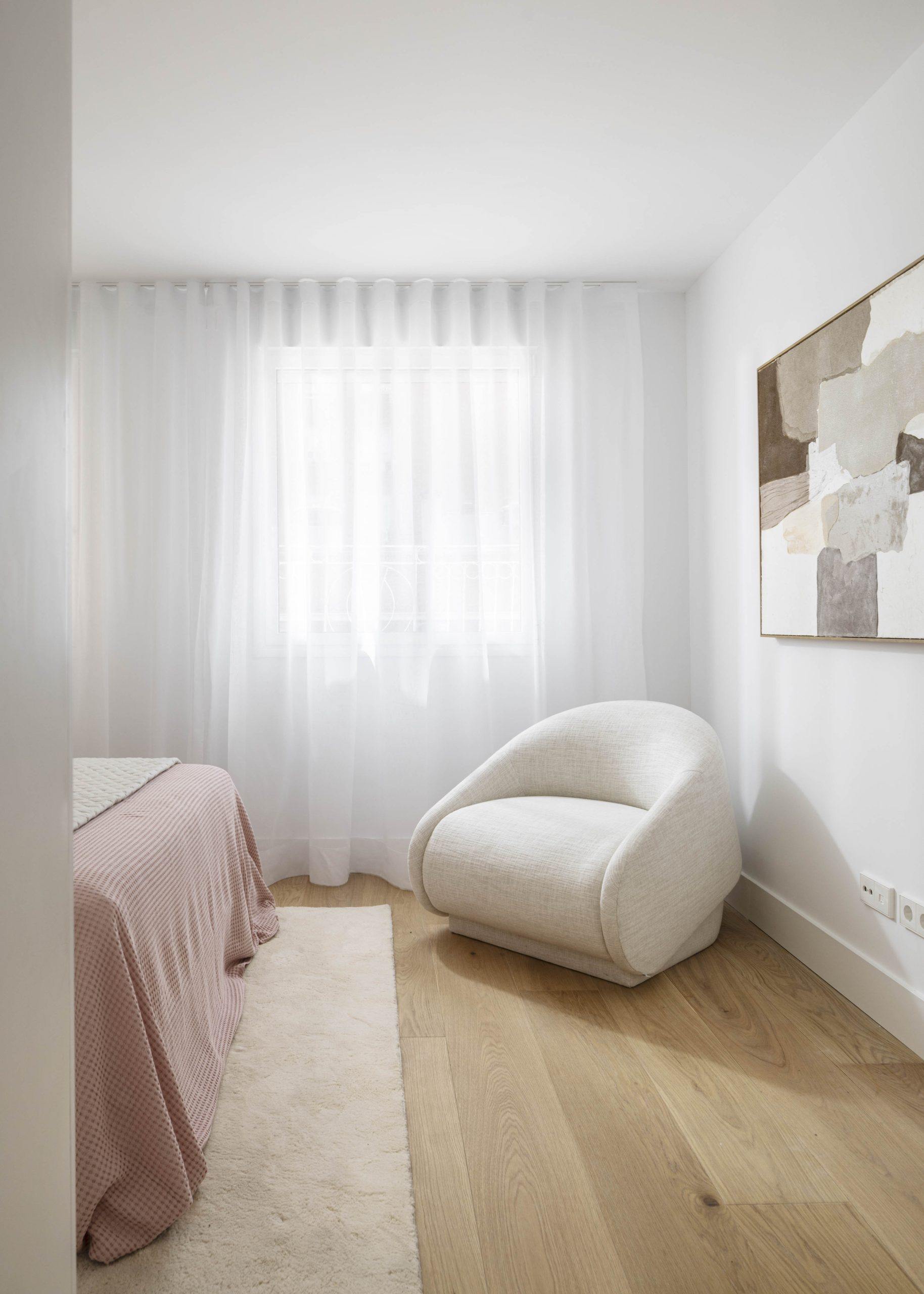 living - Piso de 127m² con 65m² terraza en venta en Almagro, Madrid - gallery thumbnail - 9