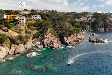 living - 310m² house / villa for sale in Lloret de Mar, Costa Brava - featured