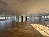 retail - Shop At The Foot Of The Building For Rent - gallery thumbnail - 9