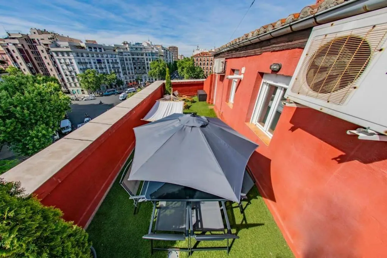 living - 81m² penthouse for rent in Universidad, Madrid - gallery - 7