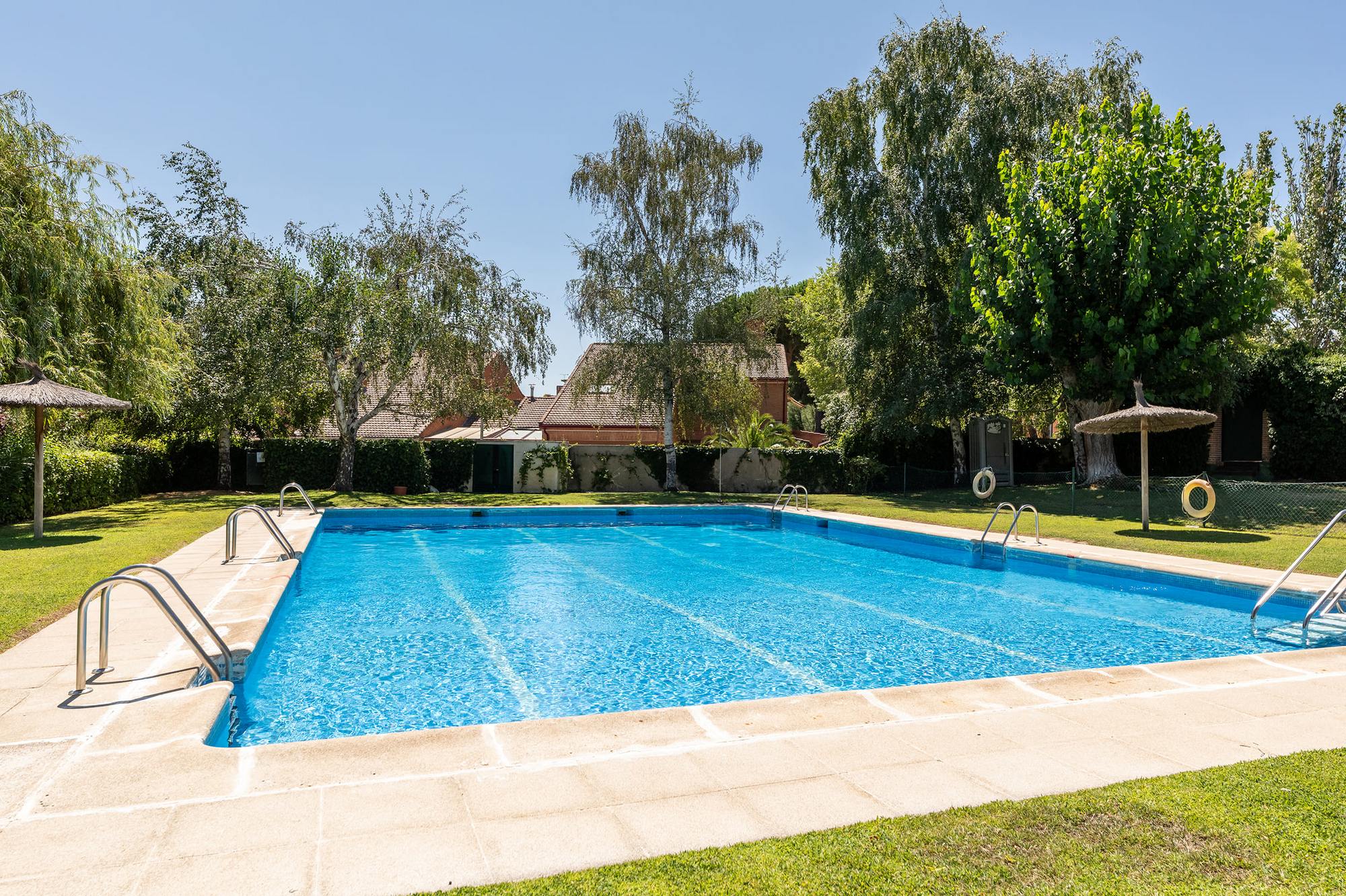living - 169m² house / villa for sale in Majadahonda, Madrid - gallery thumbnail - 4