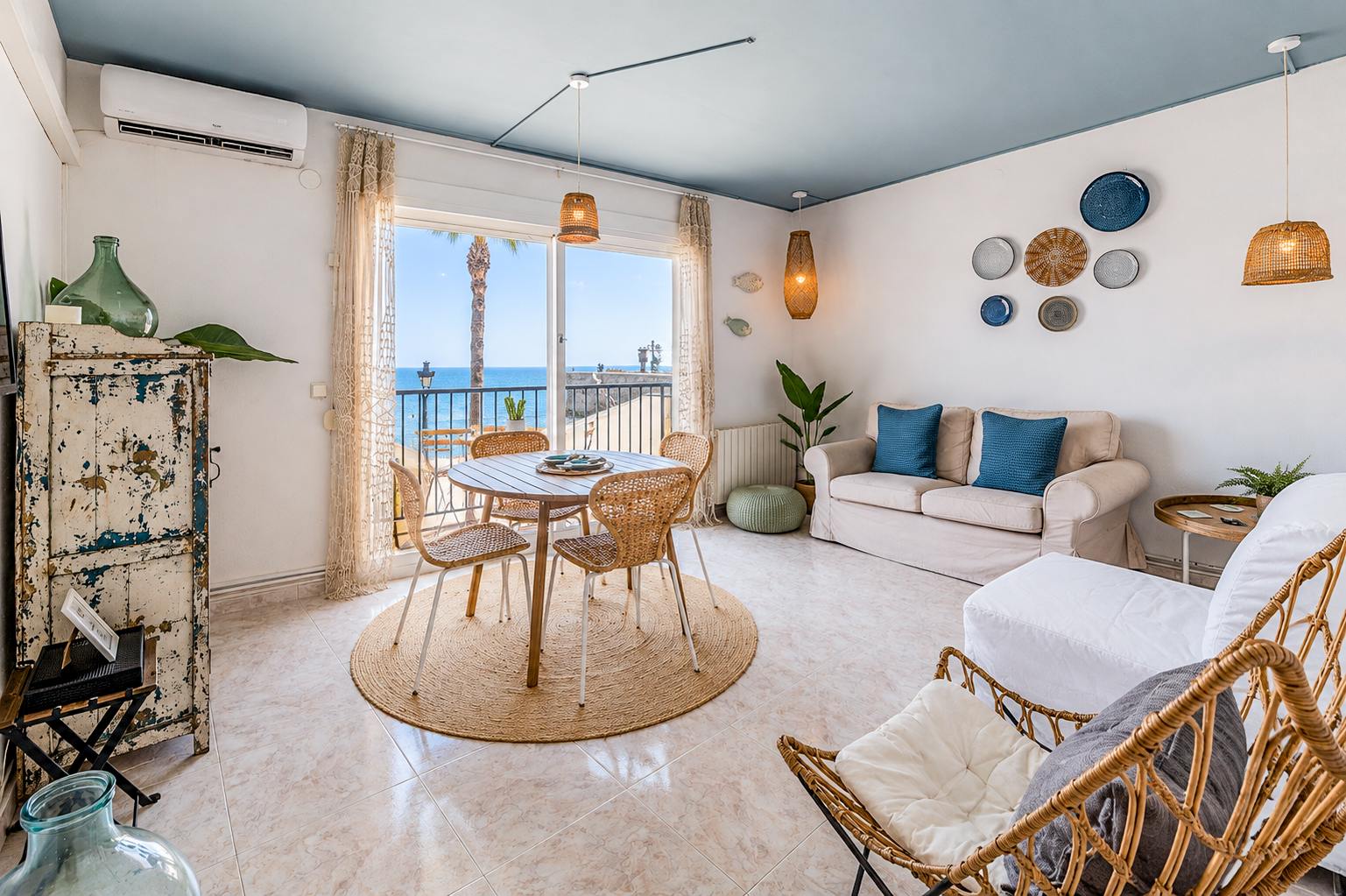 living - 76m² apartment with 16m² terrace for sale in Sitges Town - gallery thumbnail - 1