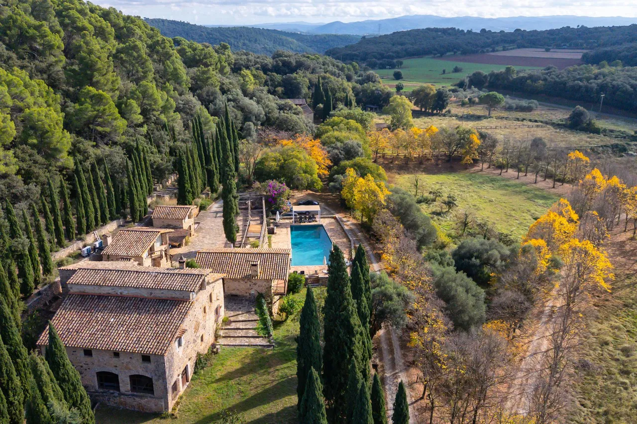 living - Casa rural de 1,642m² con 10,000m² de jardín en venta en El Gironés - gallery - 5
