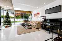 living - Piso de 560m² con 300m² de jardín en venta en Conde de Orgaz y Piovera - gallery thumbnail - 3