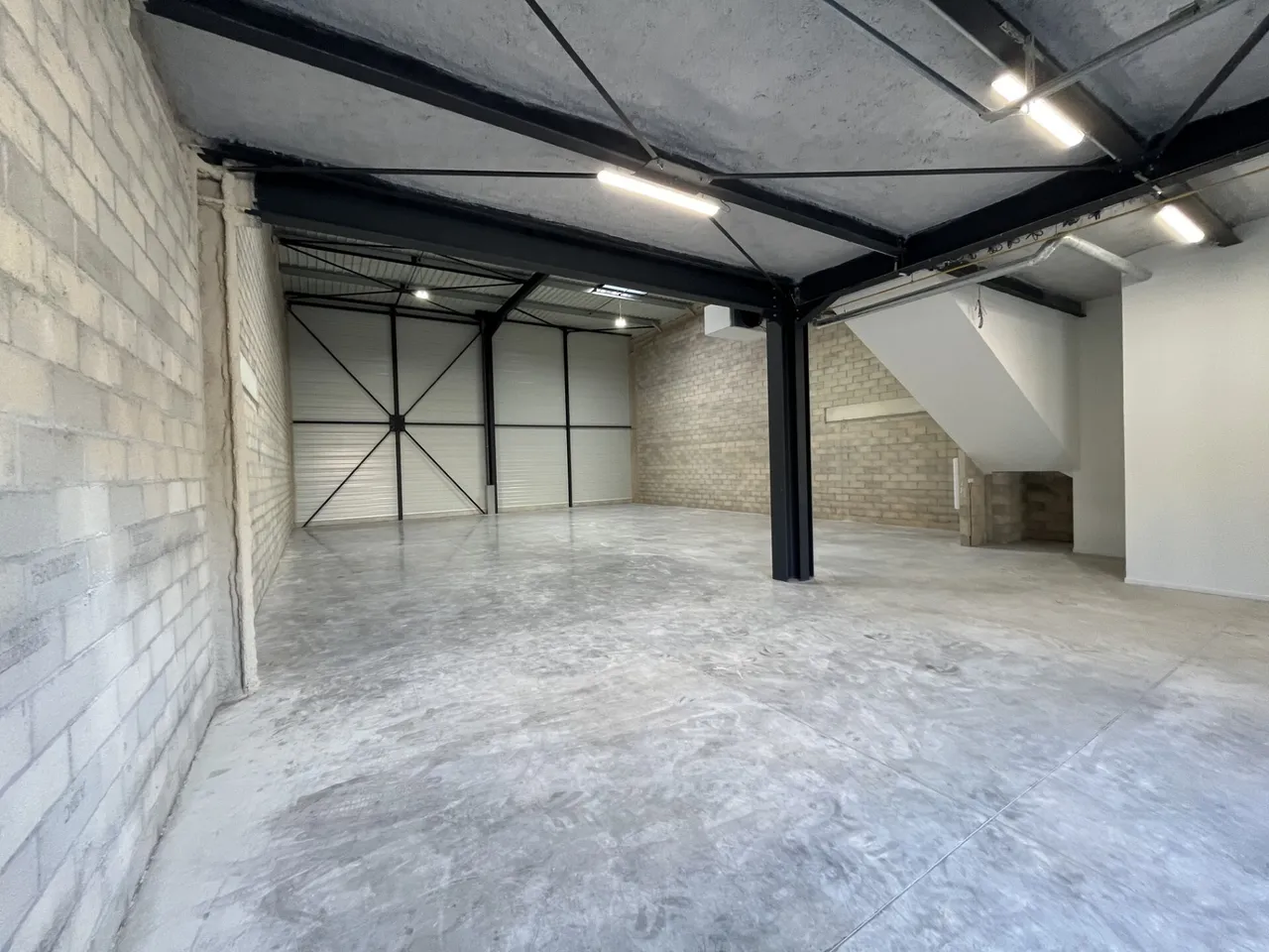 logistics - Light Industrial Premises / Offices For Rent - gallery - 2