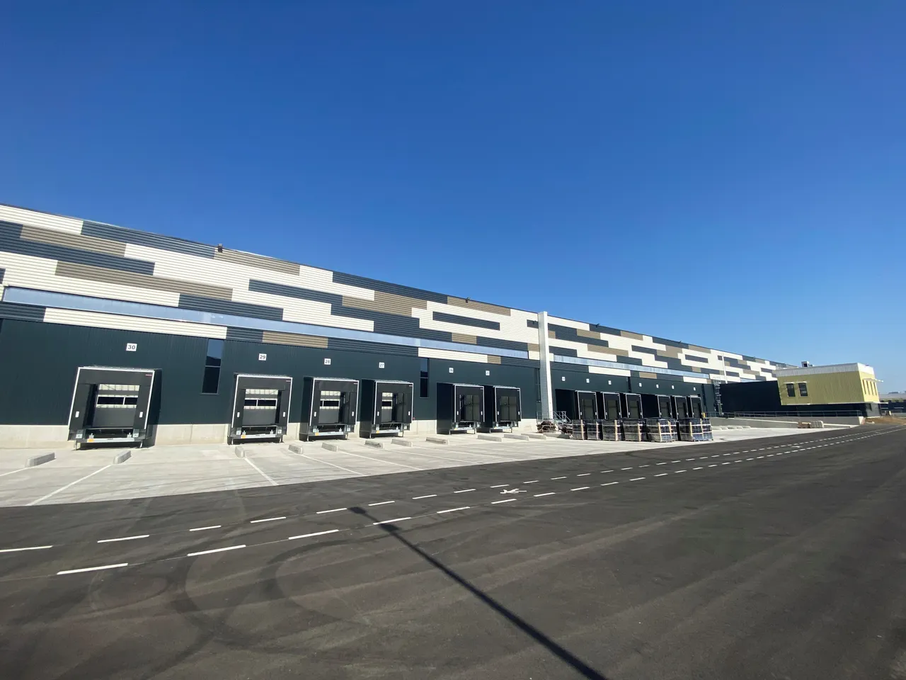 logistics - Logistics Warehouse For Rent - gallery - 4
