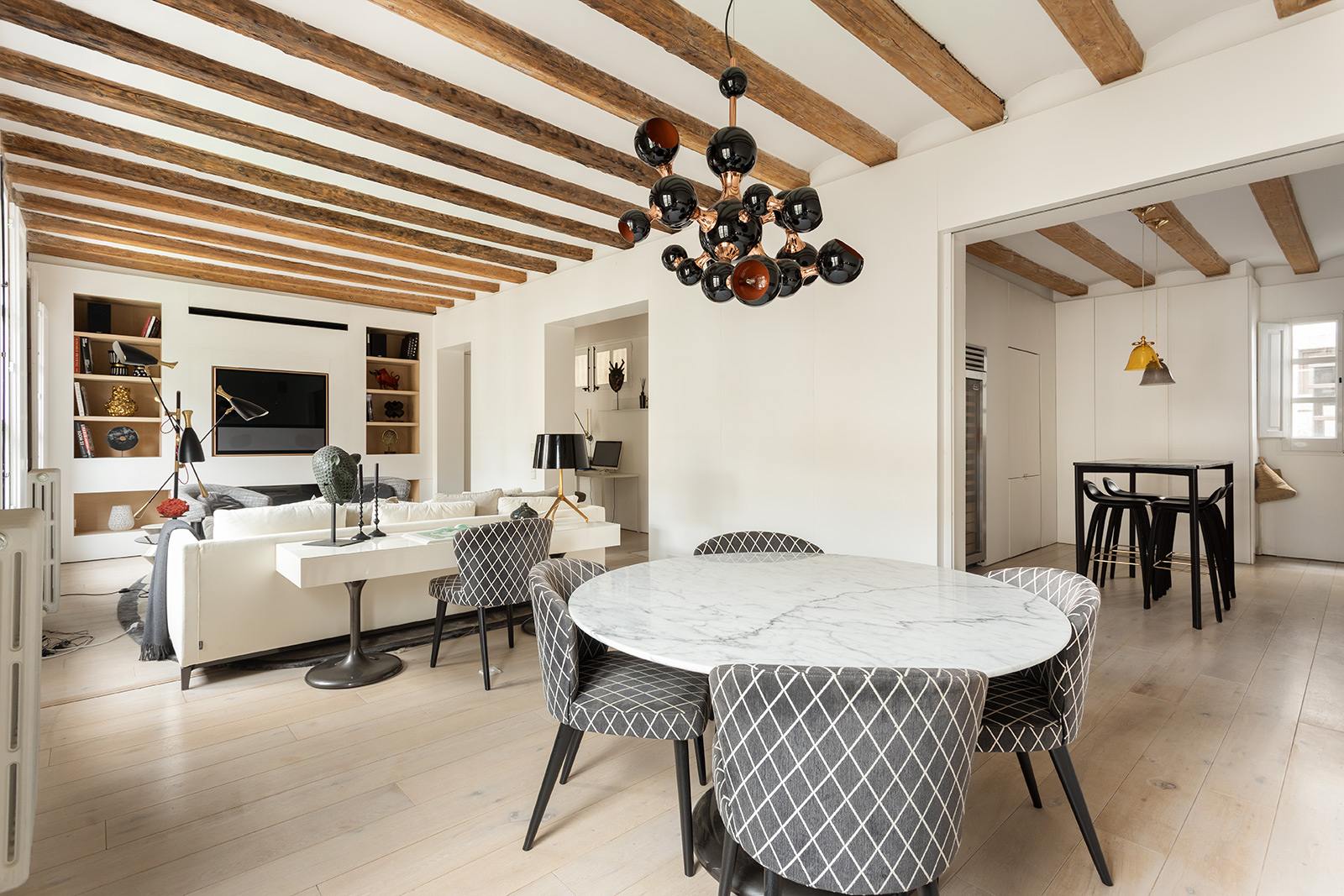living - Piso de 132m² en venta en Gótico, Barcelona - gallery thumbnail - 2