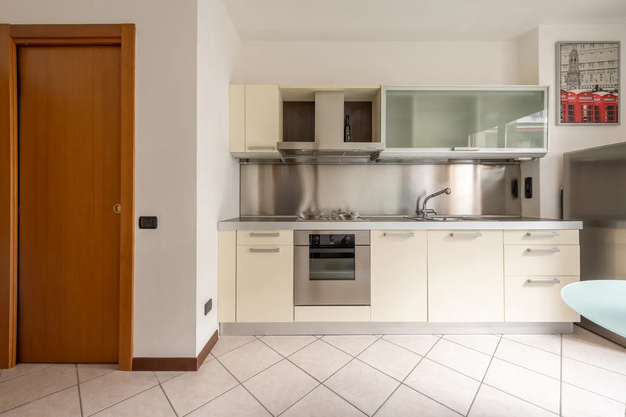 living - Two-room flat for sale via Spadolini 9A Milan - gallery - 14