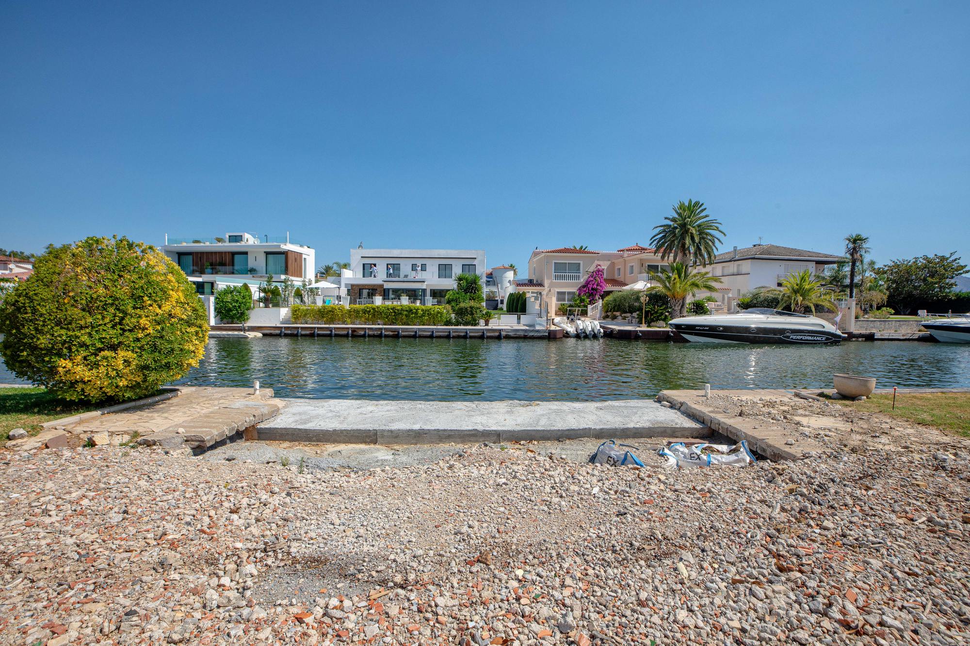 living - Parcela de 500m² en venta en Empuriabrava, Costa Brava - gallery thumbnail - 6