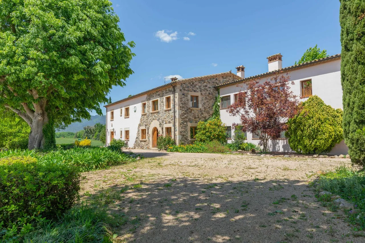 living - 1,028m² hotel with 10,647m² garden for sale in La Selva - gallery - 2