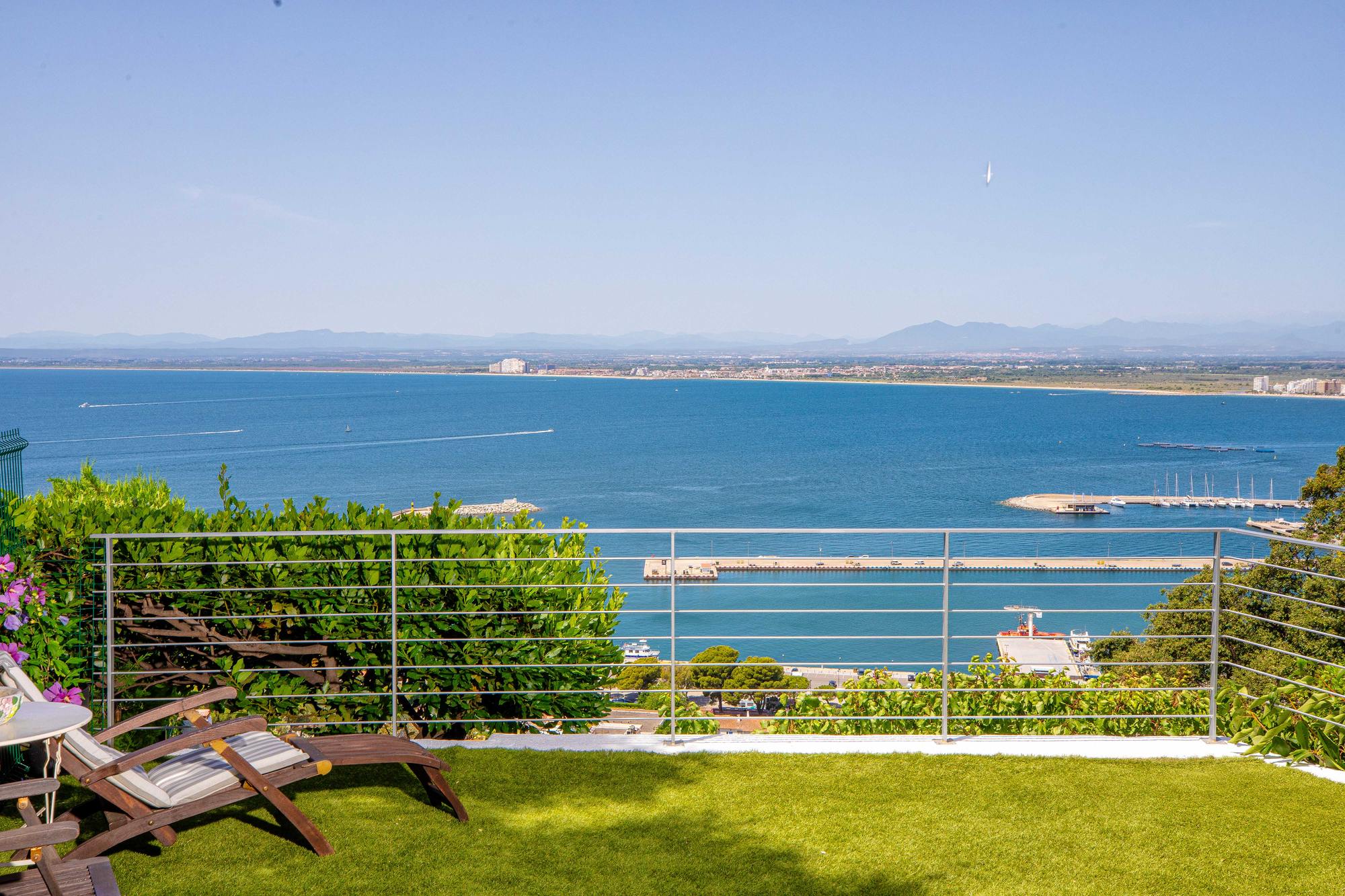 living - Casa / villa de 215m² en venta en Bahía de Rosas - gallery thumbnail - 3