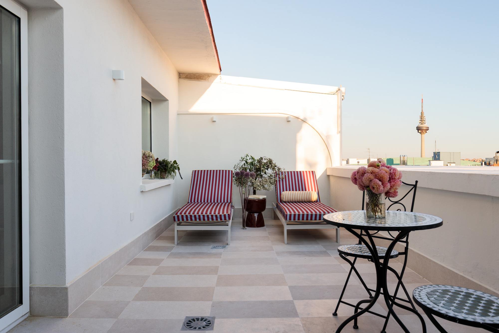 living - 208m² penthouse with 21m² terrace for sale in Goya, Madrid - gallery thumbnail - 2