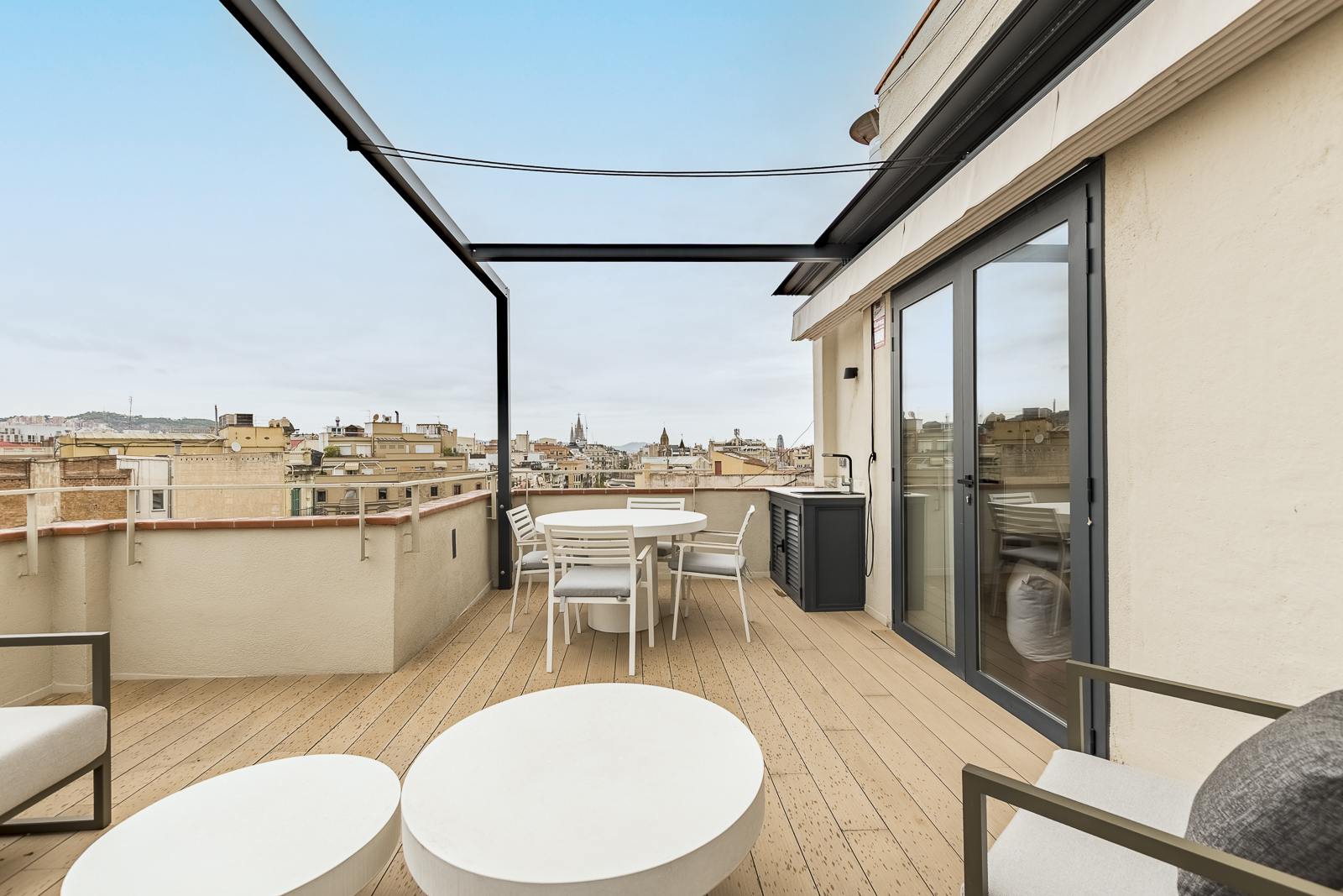 living - Ático de 50m² con 53m² terraza en venta en Eixample Izquierdo - gallery thumbnail - 4