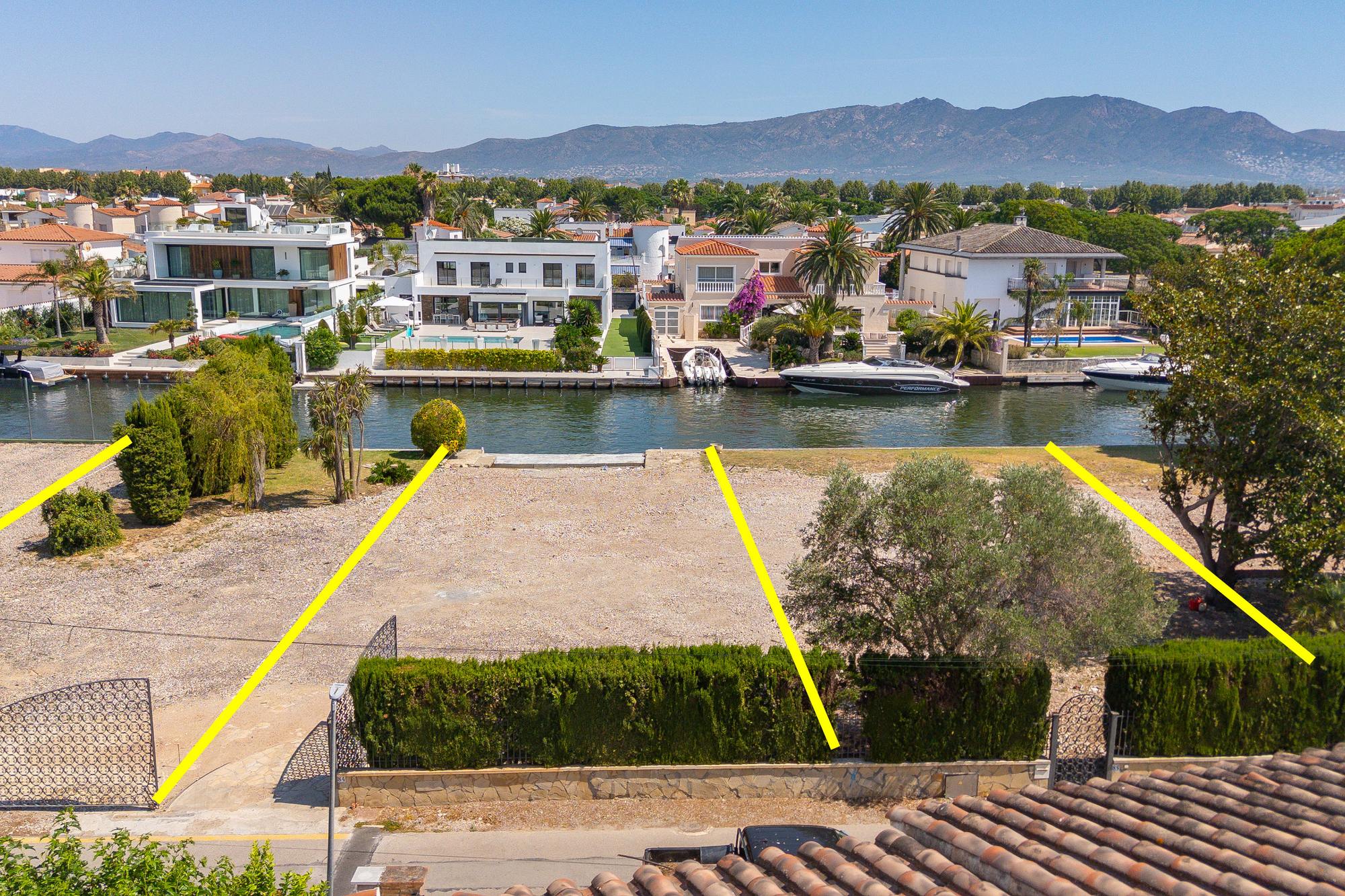 living - 500m² plot for sale in Empuriabrava, Costa Brava - gallery thumbnail - 4