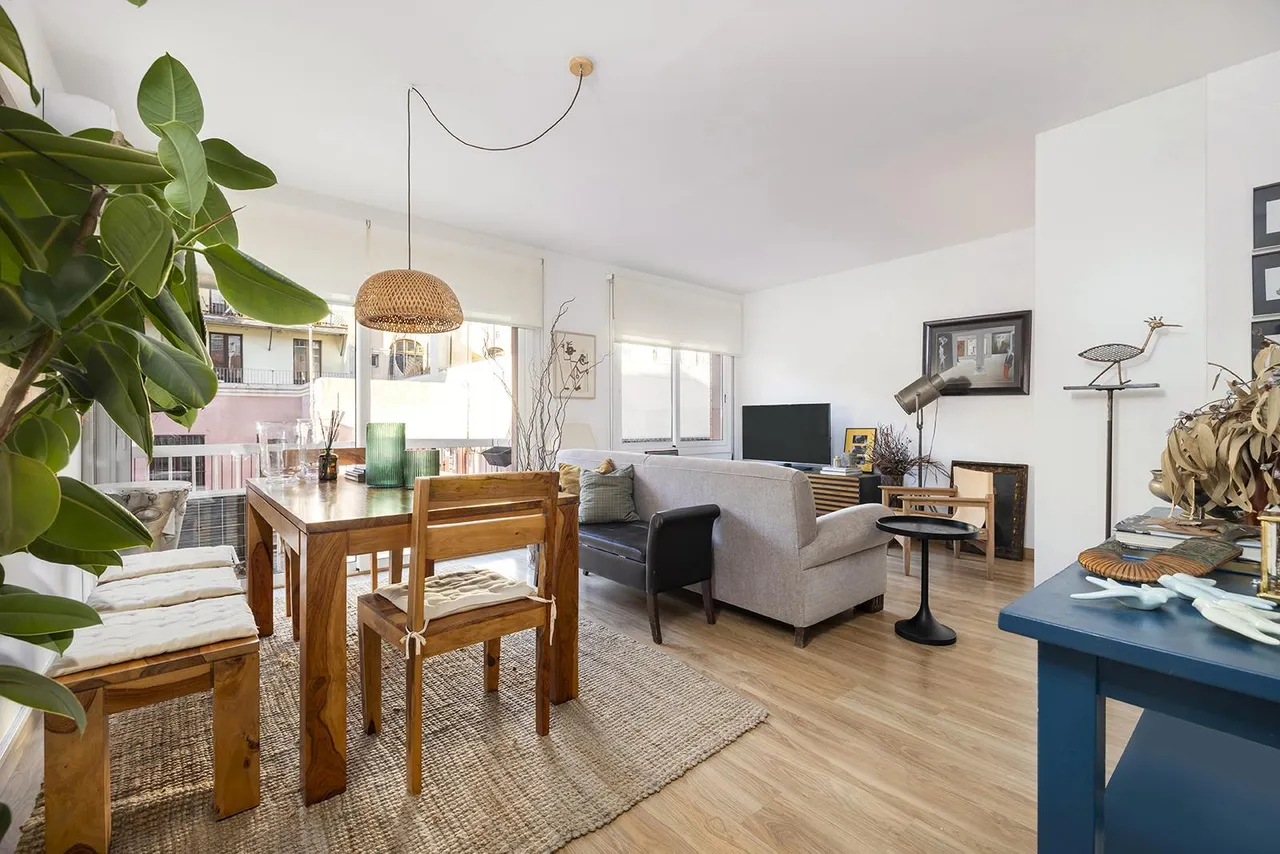 living - 66m² apartment for rent in Eixample Right, Barcelona - gallery - 2