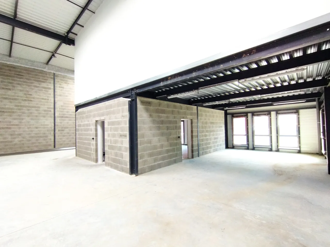 logistics - Light Industrial Premises / Offices For Rent - gallery - 3