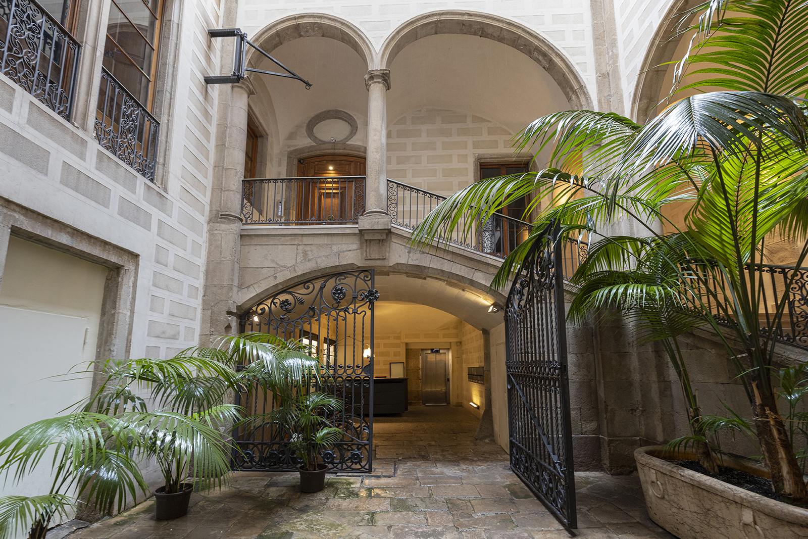 living - Piso de 343m² en venta en Gótico, Barcelona - featured