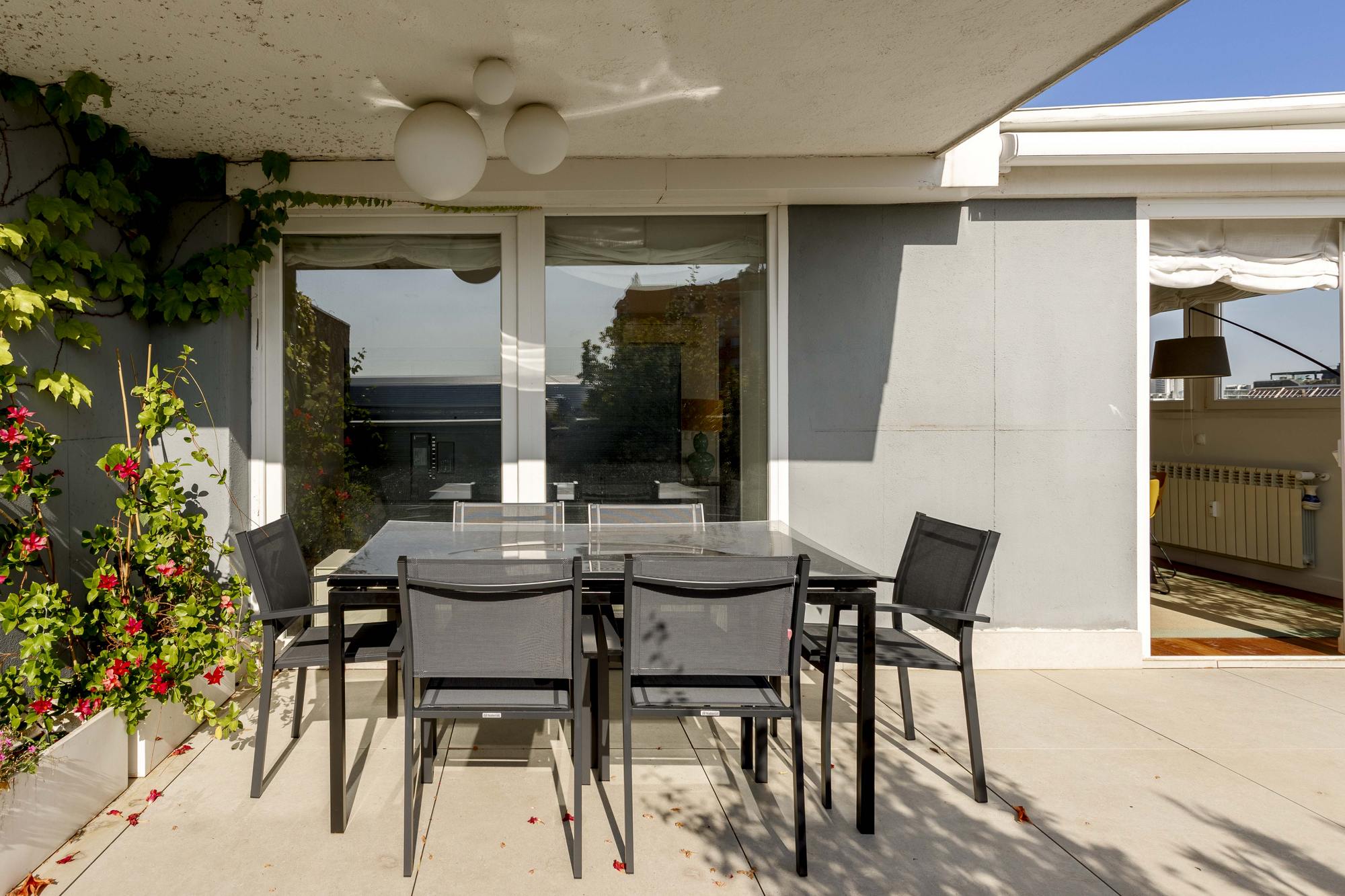 living - 250m² penthouse with 24m² terrace for rent in Cuatro Caminos - gallery - 5