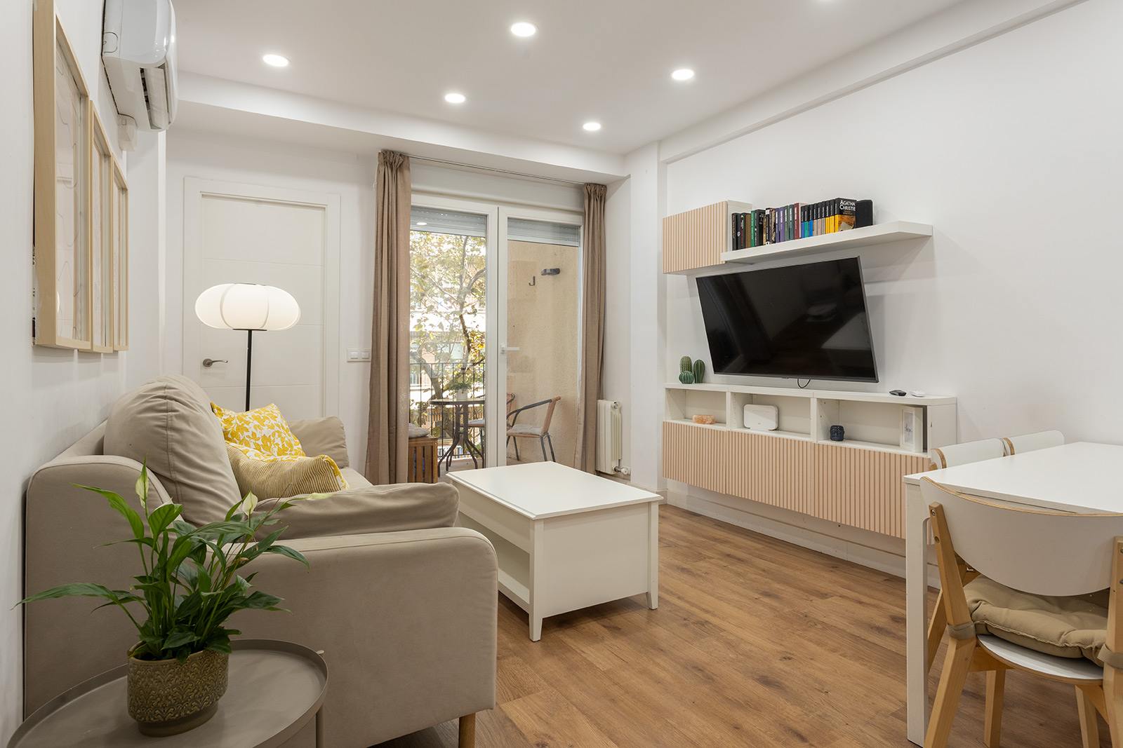 living - Piso de 77m² en venta en Poblenou, Barcelona - gallery thumbnail - 2