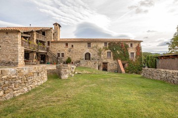 living - Casa rural de 1,540m² en venta en La Garrotxa, Girona - featured