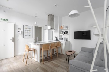 living - 55m² apartment for rent in Sol, Madrid - featured