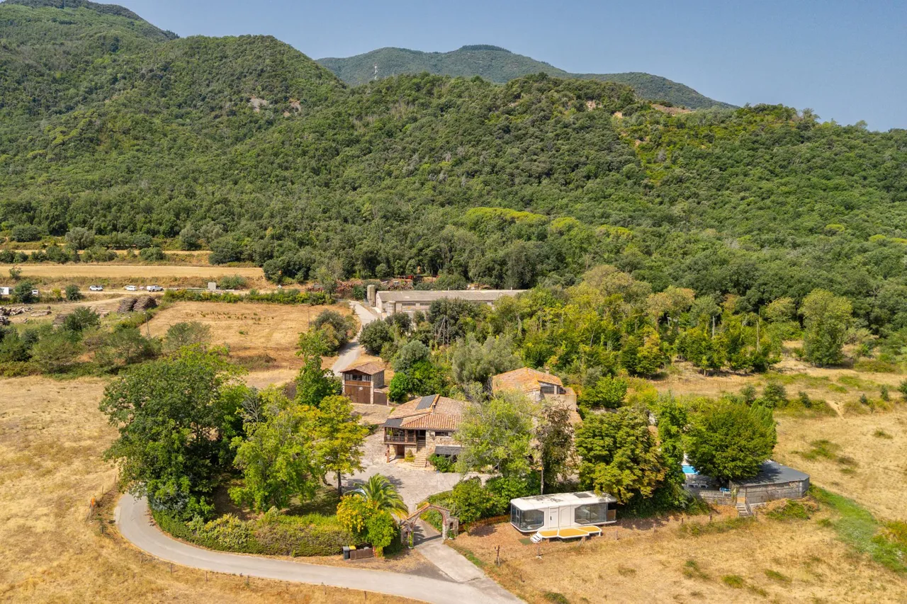 living - Casa rural de 979m² con 4,000m² de jardín en venta en La Selva - gallery - 6