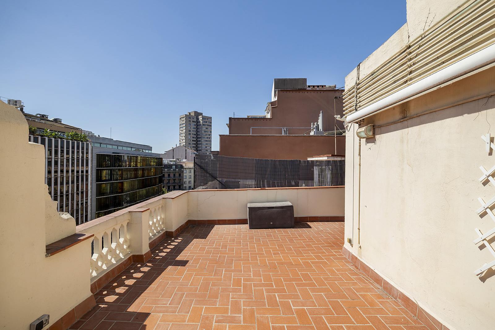 living - Ático de 74m² con 29m² terraza en venta en Eixample Izquierdo - gallery thumbnail - 3