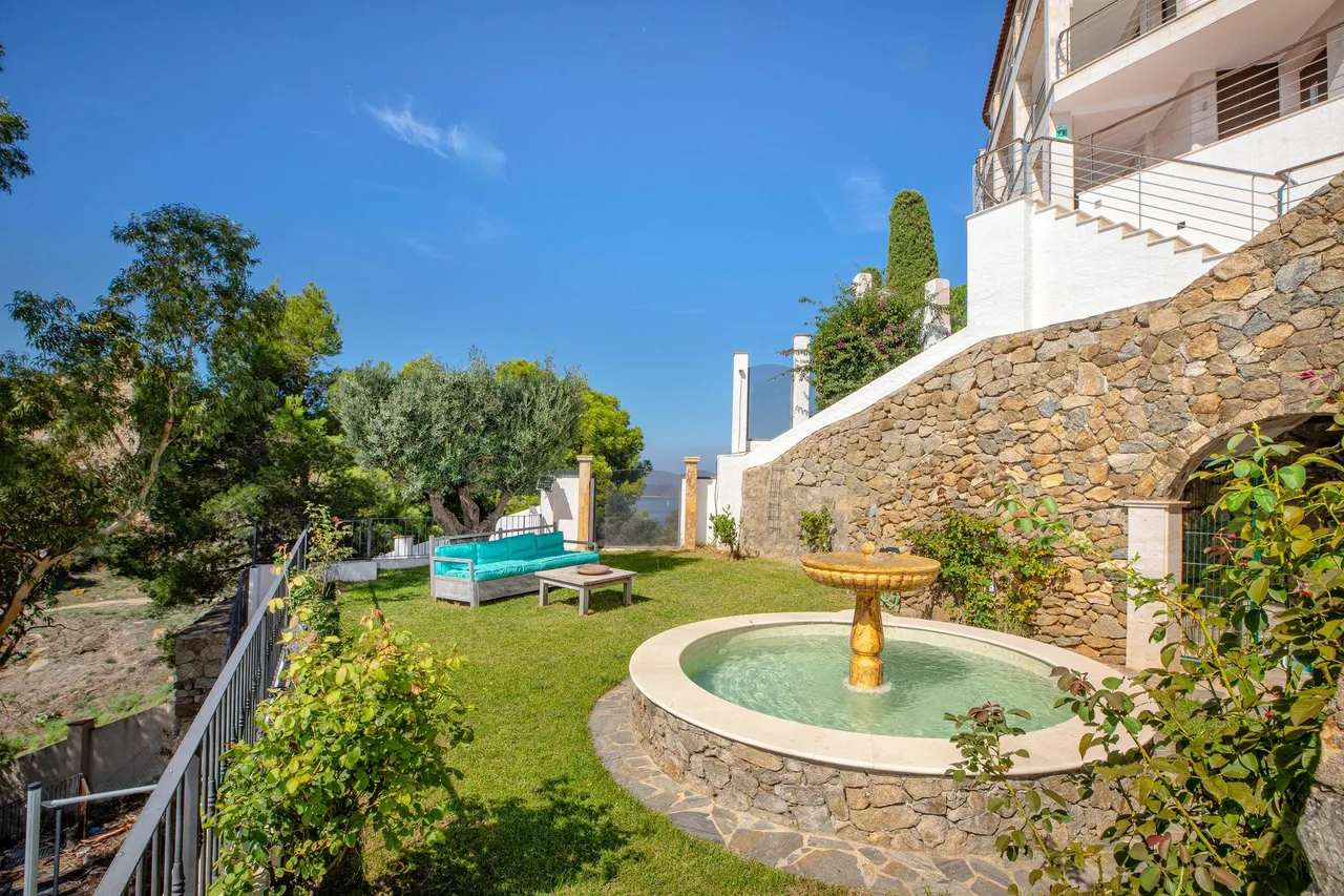 living - 390m² house / villa for sale in Bay of Roses, Costa Brava - gallery - 5