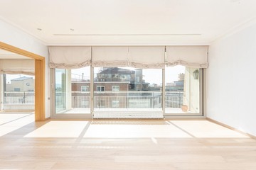 living - Ático de 240 m² con 20 m² de terraza en venta en Turó Park - featured