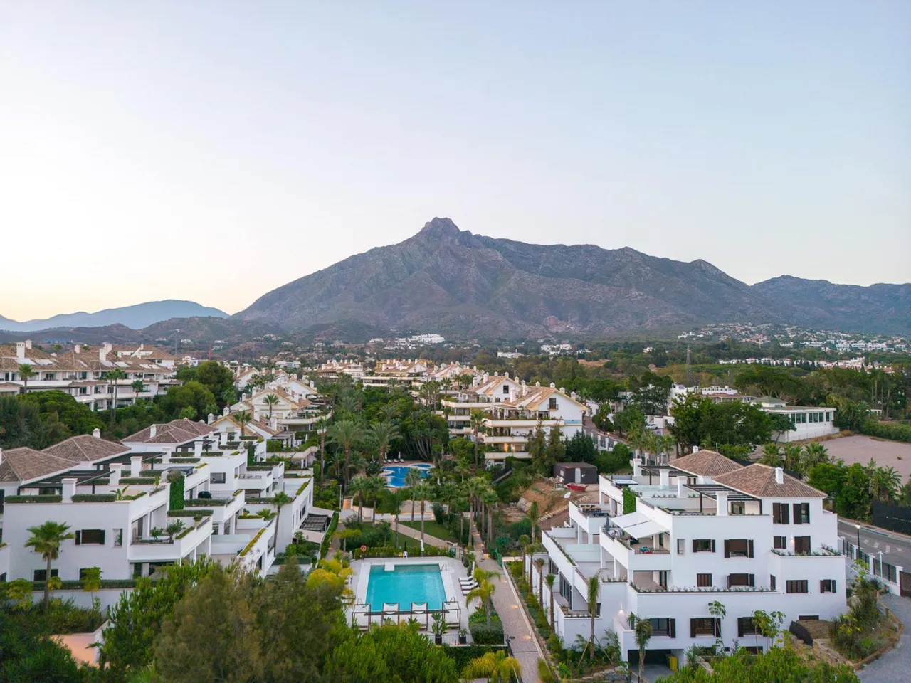 living - New phase of six apartments in luxury development on the Golden Mile, set in a landscaped gardens and a short walk to Puente Romano. - gallery - 2