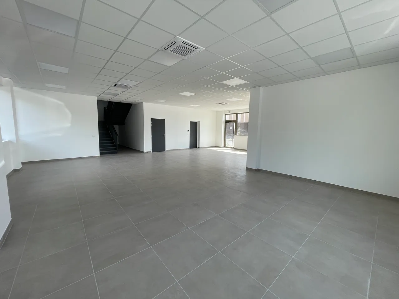 logistics - Light Industrial Premises / Offices For Sale - gallery - 4