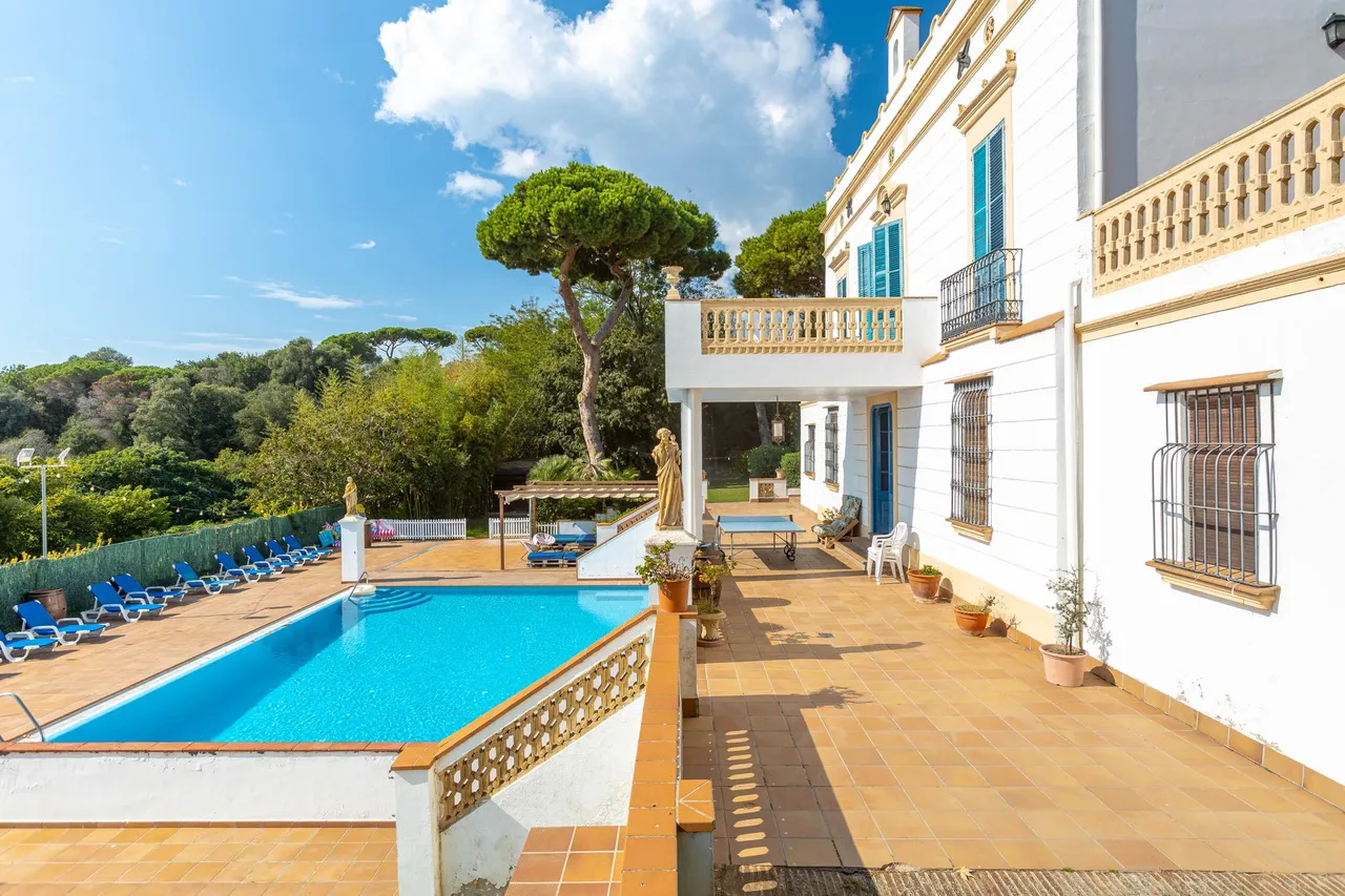living - 651m² house / villa for sale in Arenys de Mar, Barcelona - gallery - 6