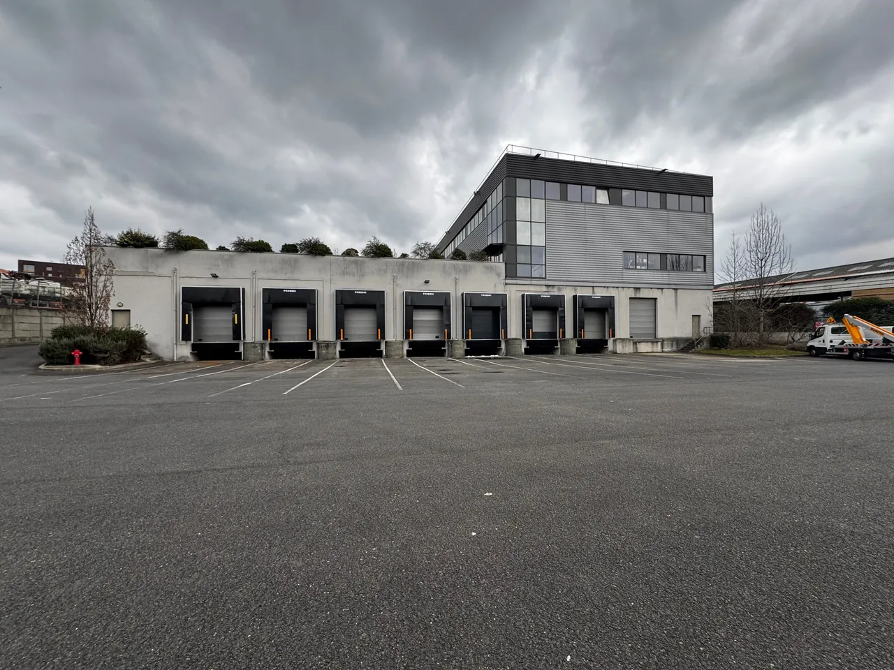 logistics - Courier Warehouse For Rent - gallery - 4