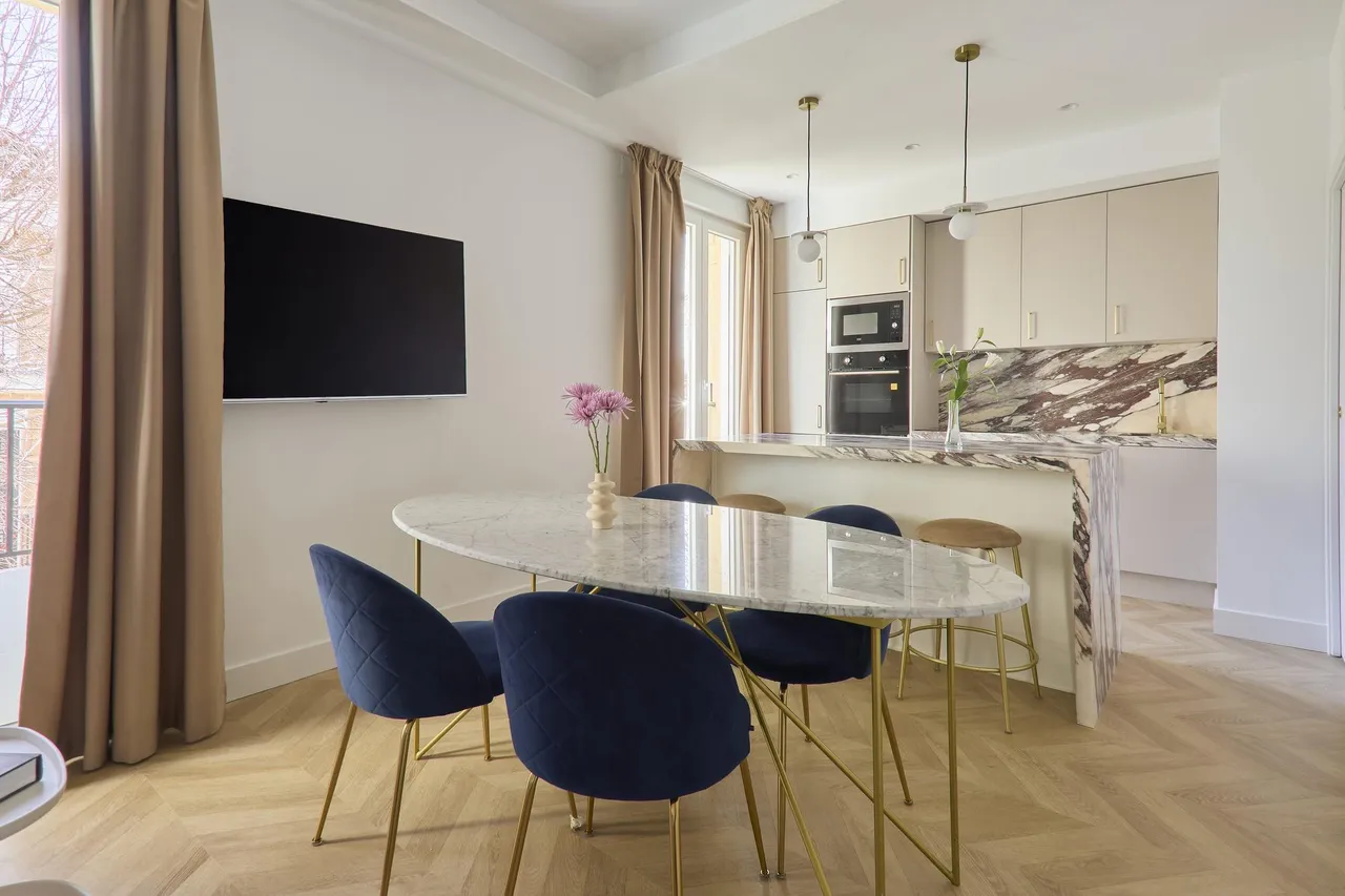 living - 91m² apartment for rent in Malasaña, Madrid - gallery - 8