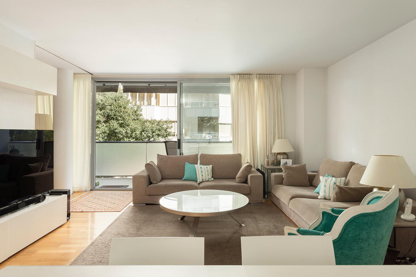 living - Piso de 110m² con 15m² terraza en venta en Eixample Izquierdo - gallery thumbnail - 1