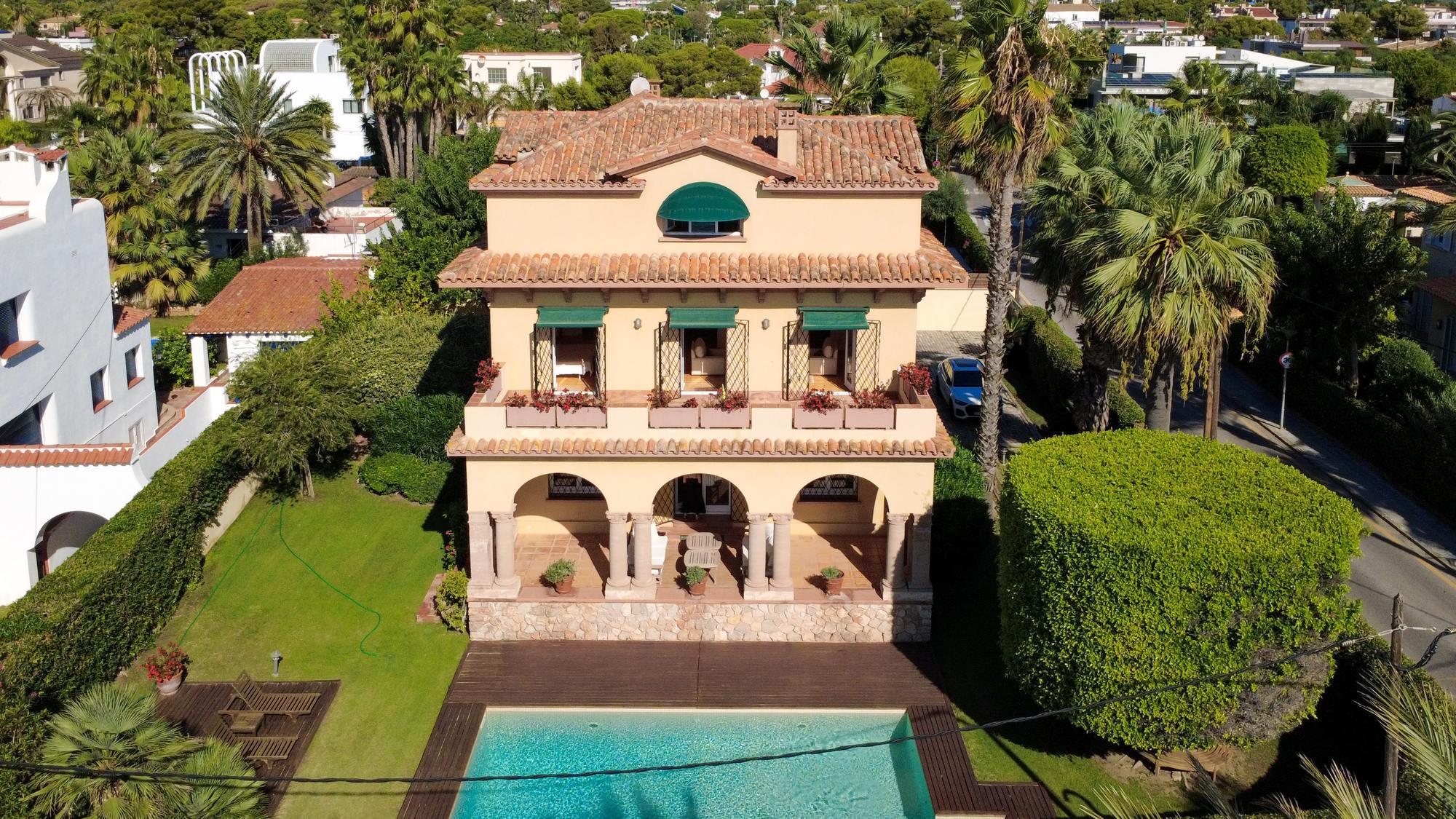 living - Casa / villa de 618m² en venta en Terramar, Barcelona - gallery thumbnail - 1