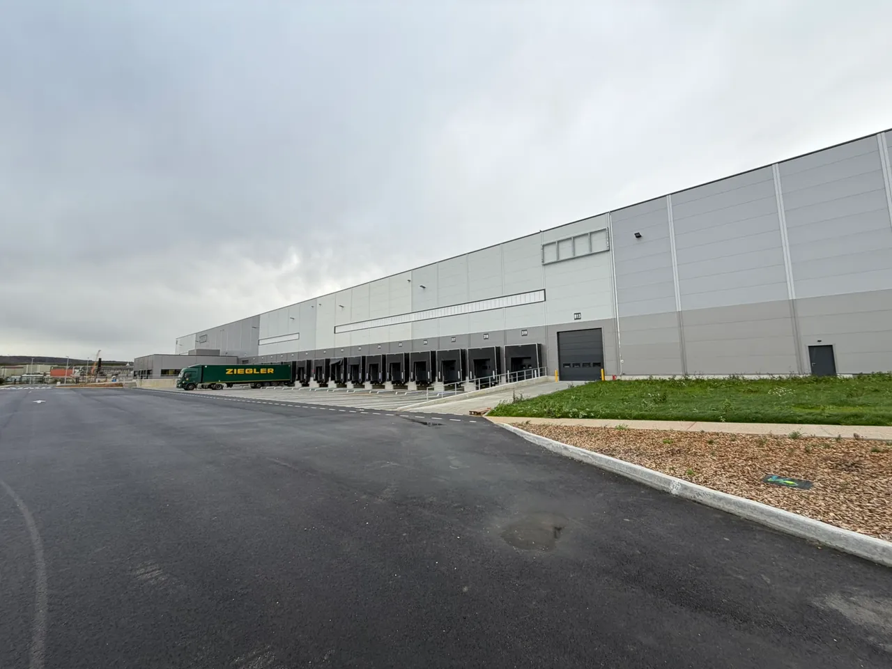 logistics - Logistics Warehouse For Rent - gallery - 9