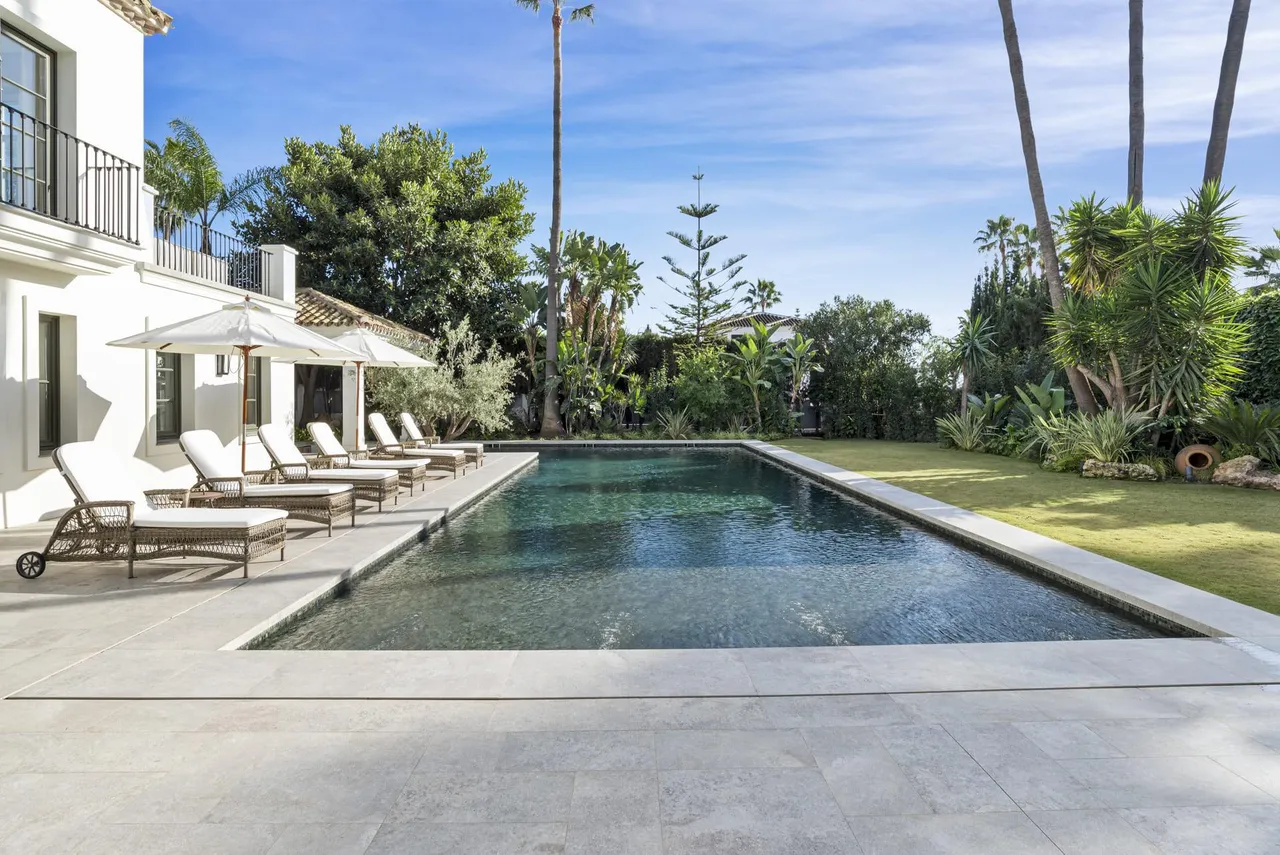 living - Casa / villa de 603m² con 342m² terraza en venta en Nueva Andalucía - gallery - 5