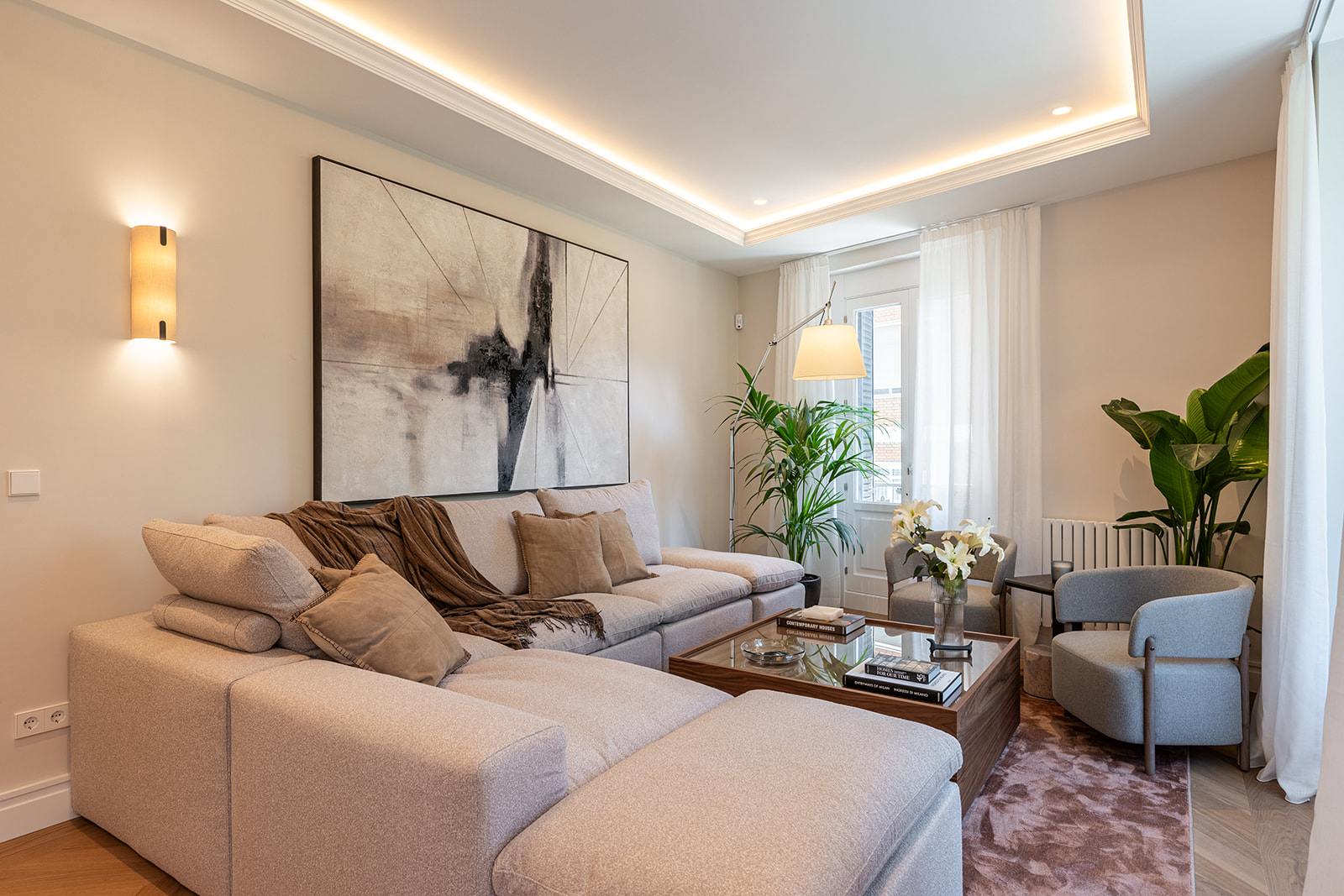 living - Piso de 234m² en venta en Almagro, Madrid - gallery thumbnail - 4