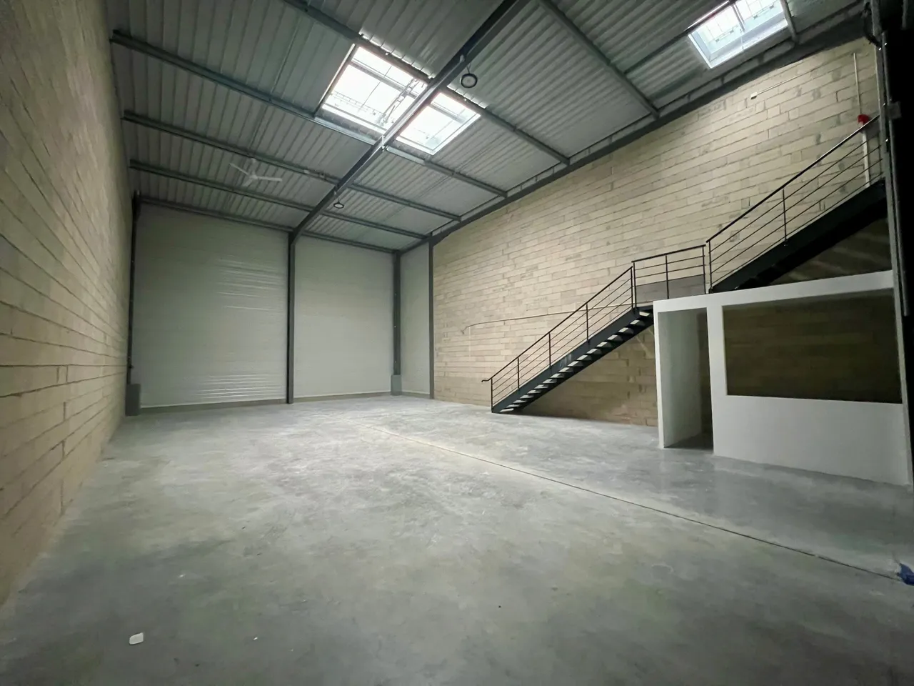 logistics - Light Industrial Premises / Offices For Rent - gallery - 2